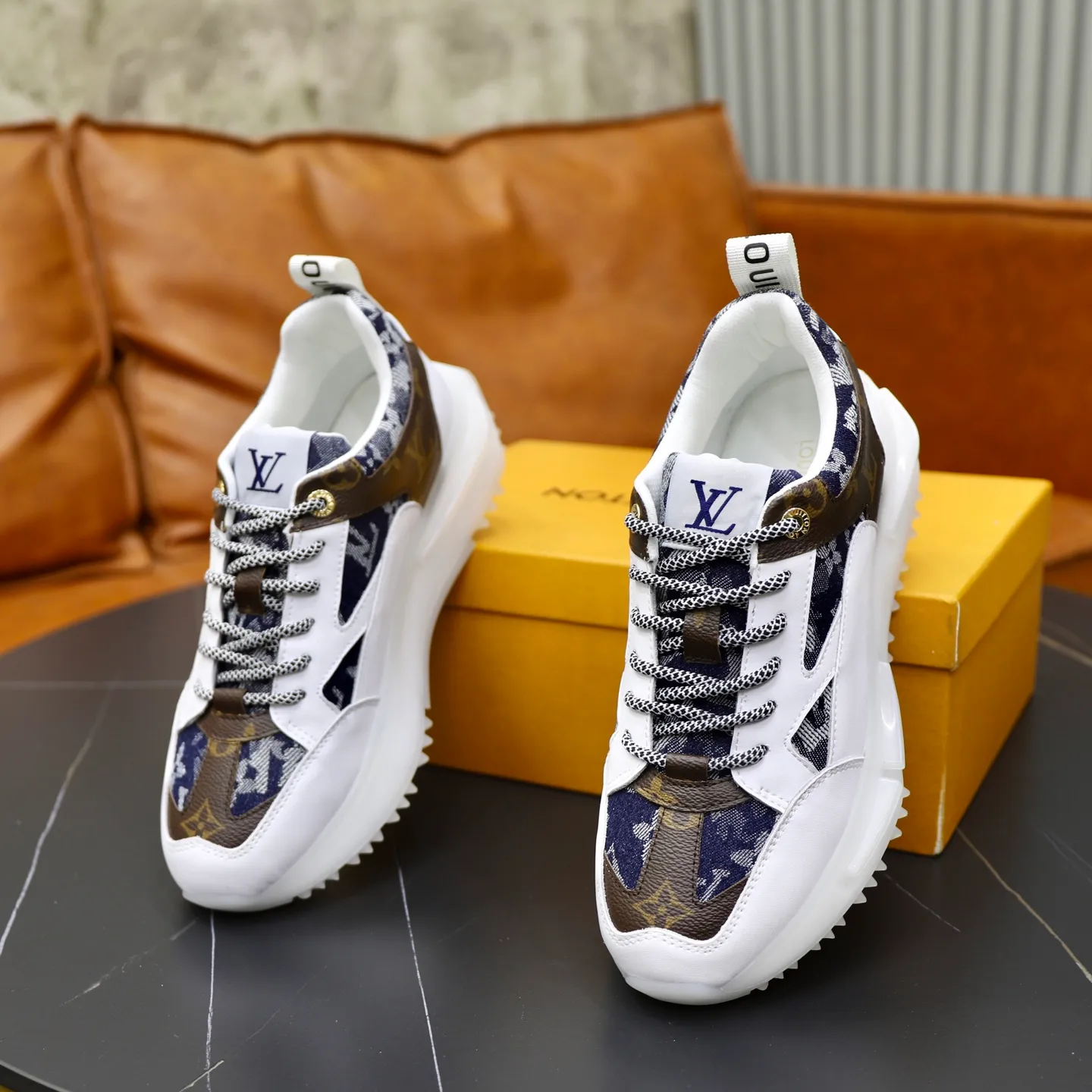 Ex-factory price: 462💰🙅‍♂️🙅‍♂️🙅‍♂️ Brand: LV Louis Vuitton Standard code: 38-44 (45 customized) Grade: Same as the official website Material: Original material splicing Comfortable and breathable lining Lightweight and wear-resistant sports outsole Style category: Men's fashionable casual shoes Running sneakers Distinguished luxury brand elements Top luxury Color: actual picture color